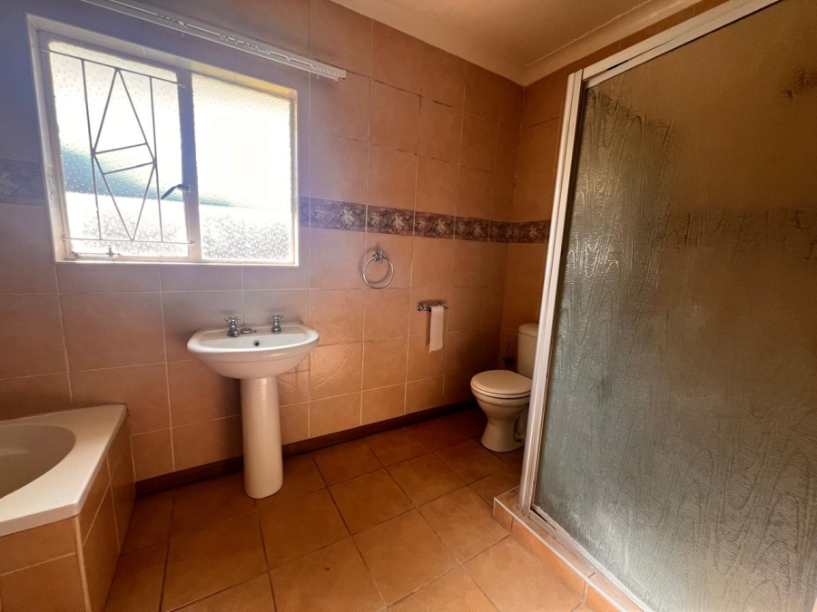 To Let 4 Bedroom Property for Rent in Beacon Bay Eastern Cape